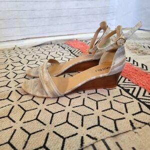 VAN ELI TEXTURED WEAVE EARTH TONES WEDGE SANDAL, SZ 9